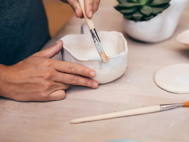 Pintando una figura de cerámica