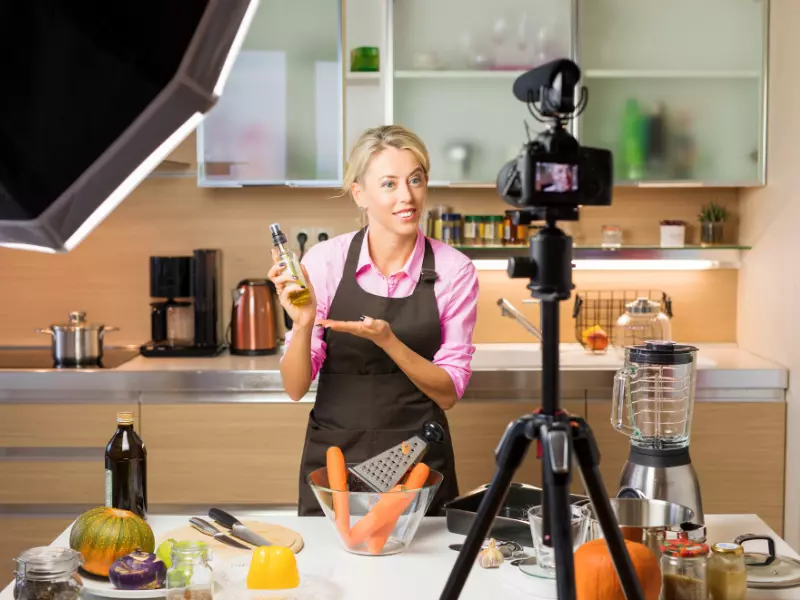 Mujer grabando una clase de cocina