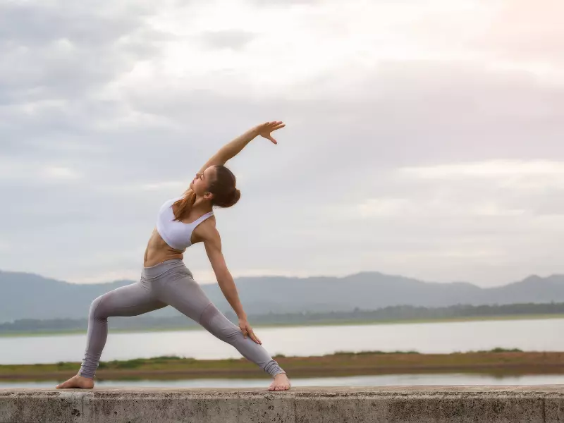 Mujer haciendo yoga al aire libre