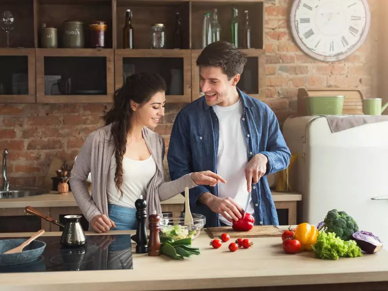 Pareja cocinando en la cocina