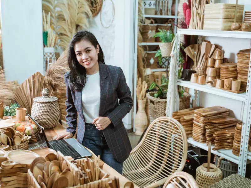 Emprendedora en su tienda con un portatil